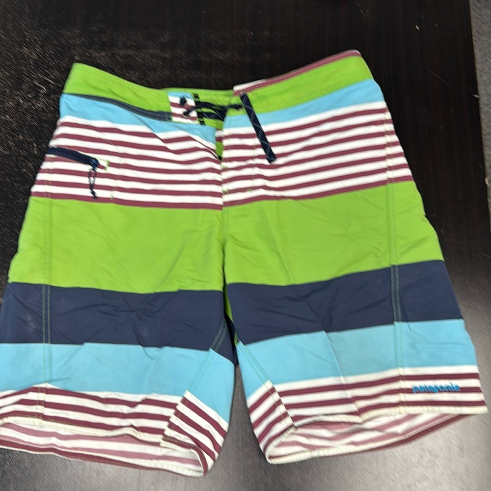 Patagonia Men’s 32 board shorts
No liner
